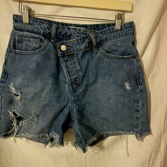 Cello short with asymmetrical buttons - Picture 1 of 2